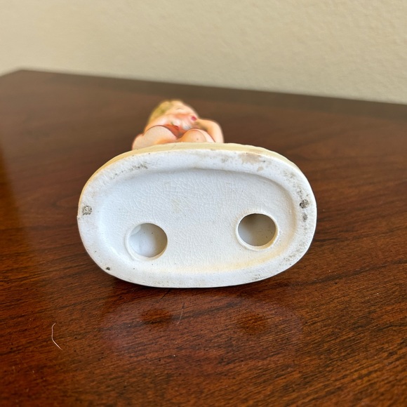 Vintage Arnart girl against a fence porcelain figurine - Picture 5 of 5